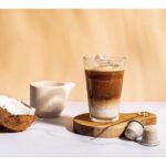 Кокосовый латте со льдом на деревянной доске