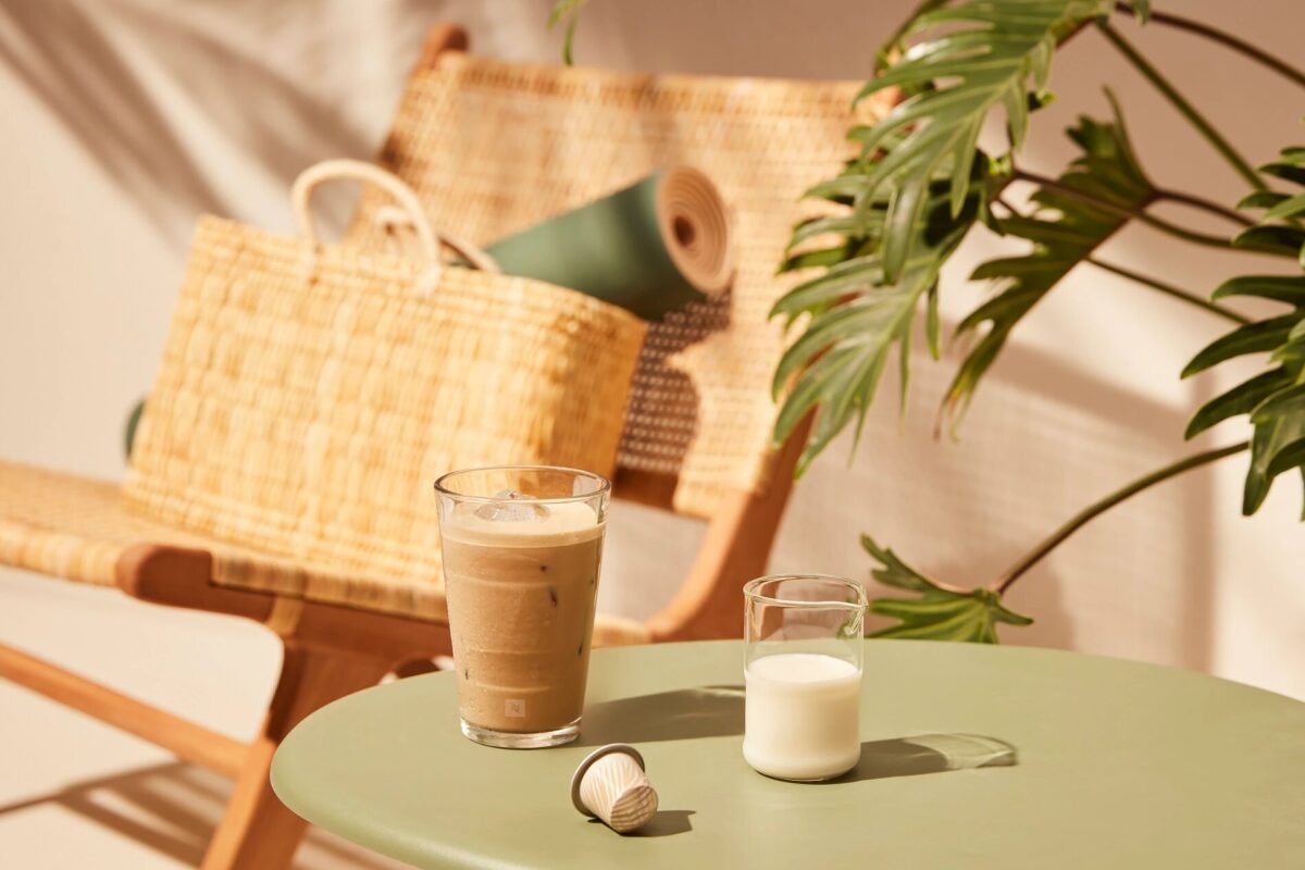 Холодный кофе с молоком на столе