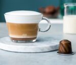 Капучино и капсула кофе на столе