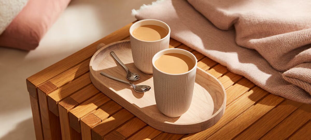 Две кружки кофе на подносе с ложками