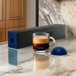 Чашка эспрессо с капсулой на столе