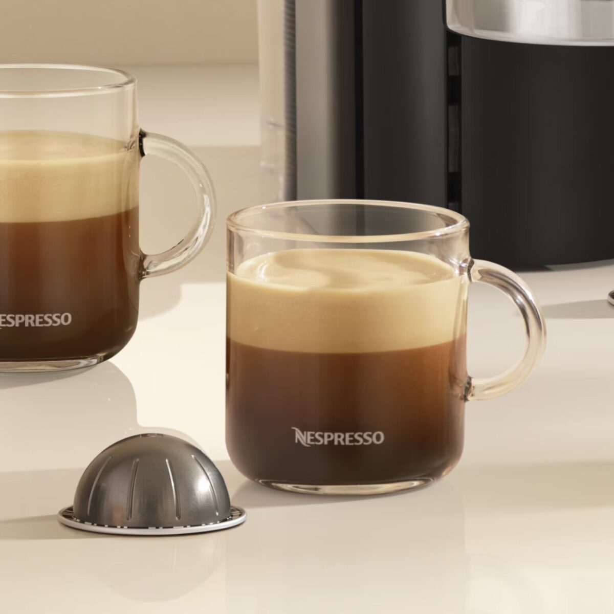 Кофе в стакане Nespresso рядом с капсулой