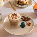 Кофе с капсулой и шоколадом на тарелке