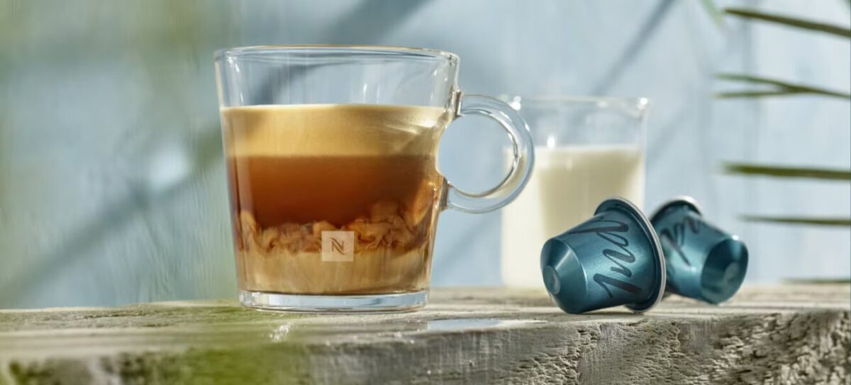 Капучино и кофе капсулы на столе.