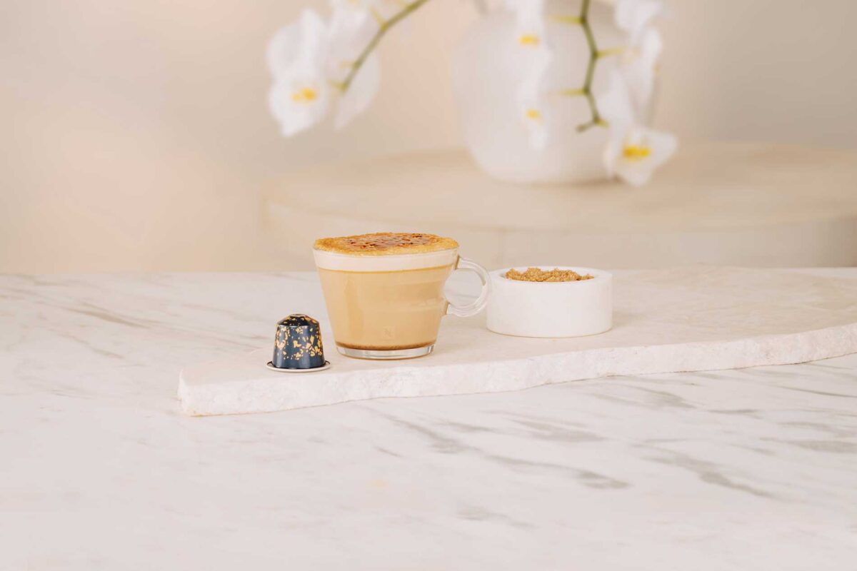 Чашка кофе с капсулой и сахаром