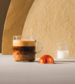 Кофе с капсулой и молоком на столе.