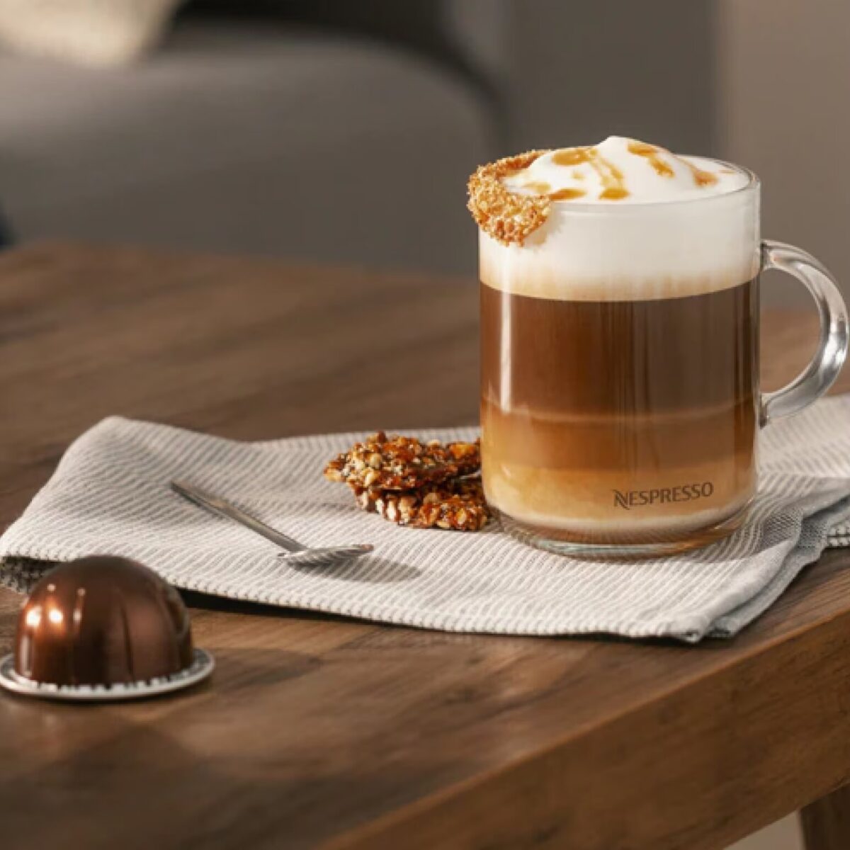 Кофе с пенкой и десертом на столе.