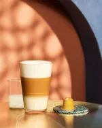 Латте и капсула кофе на столе