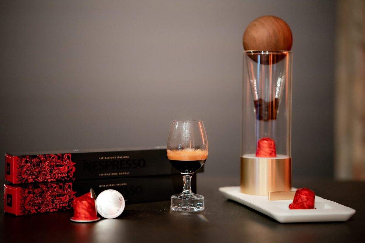 Капсулы и бокал кофе Nespresso.