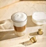 Капучино и капсулы кофе на столе