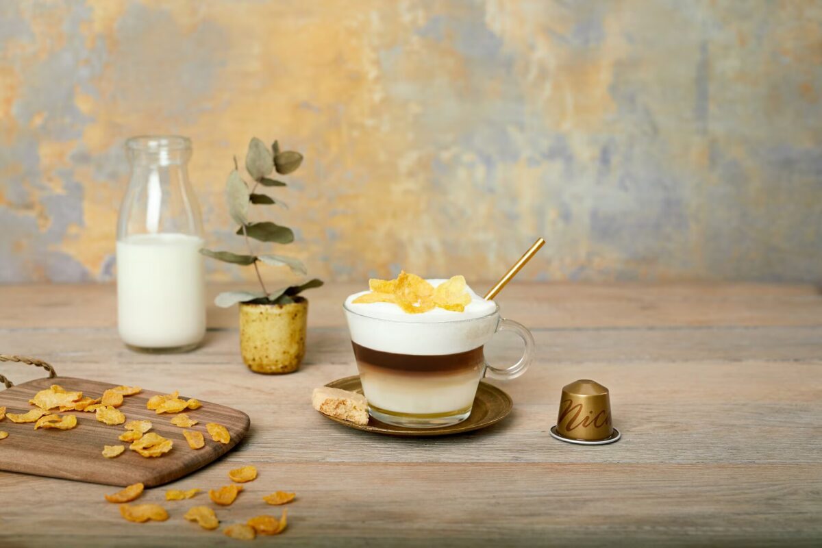 Капучино, мюсли на деревянном столе.