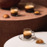 Эспрессо с капсулой для кофемашины на столе.