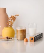 Кофе с капсулой, стакан молока, корица