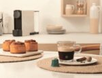 Кофе с булочками в кухне