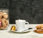 Кофе с печеньем на столе