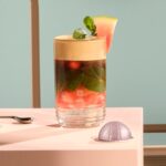 Кофейный коктейль с мятой и арбузом в стакане.