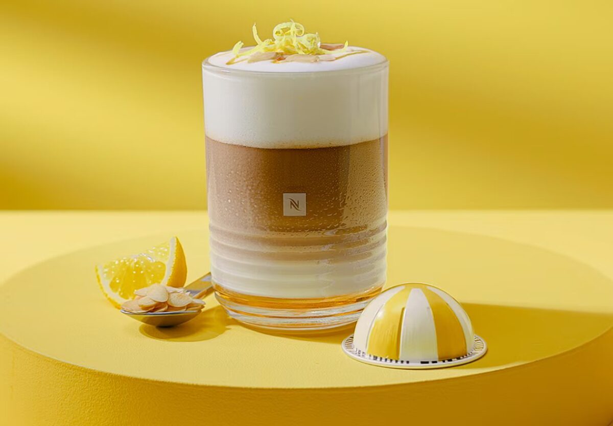 Капучино с лимоном и миндалем на желтом фоне.