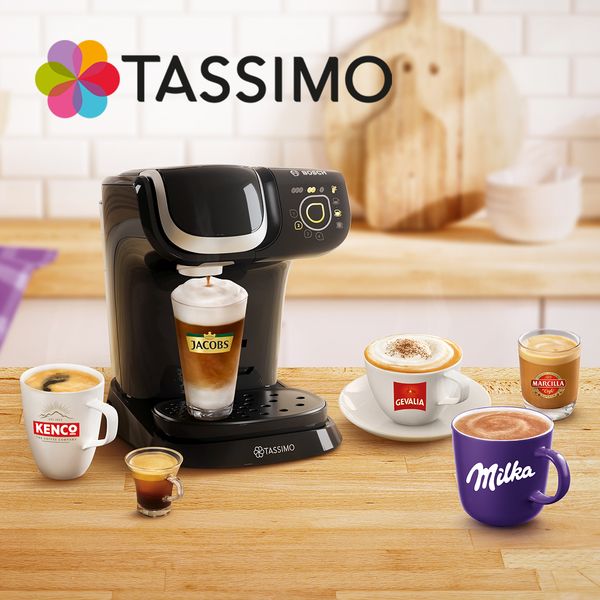 Кофемашина Tassimo с разными напитками на столе.