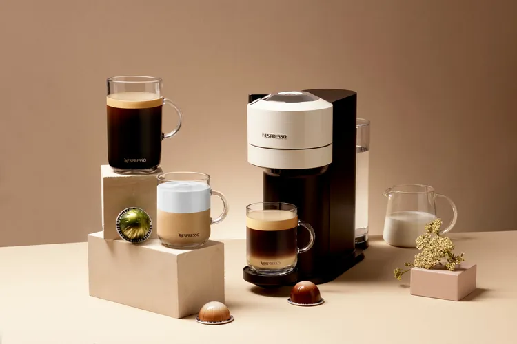 Кофеварка Nespresso, капсулы и кружки с кофе