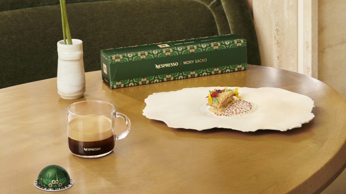 Кофе Nespresso с выпечкой на деревянном столе.