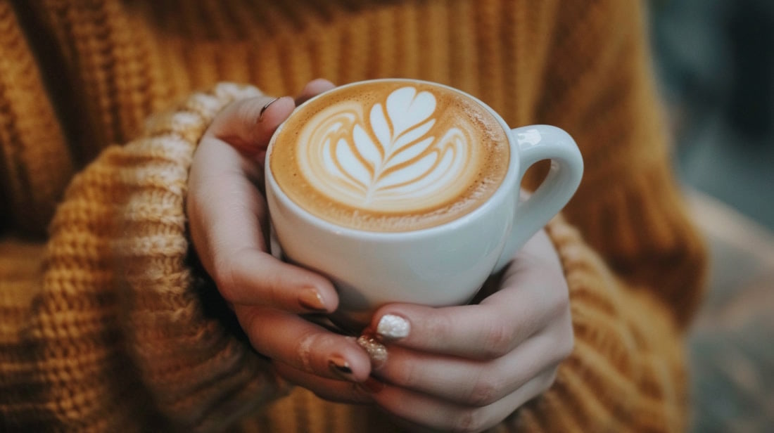 Теплый латте в белой чашке