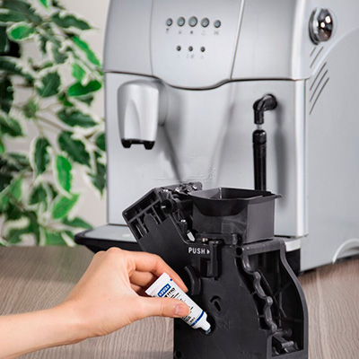 Чистка кофемашины с применением спецсредства.