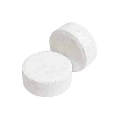 Белые таблетки на белом фоне