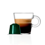 Кофейная капсула и чашка эспрессо