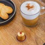 Кофе и печенье на деревянном столе