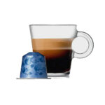 Чашка эспрессо и кофейная капсула.