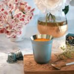 Чашка кофе и цветы на столе