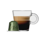 Чашка эспрессо и кофе капсула