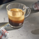 Чашка эспрессо с капсулой кофе