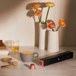 Кофе, цветы, капсула Nespresso на столе
