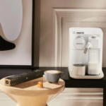 Кофемашина Nespresso и чашка кофе