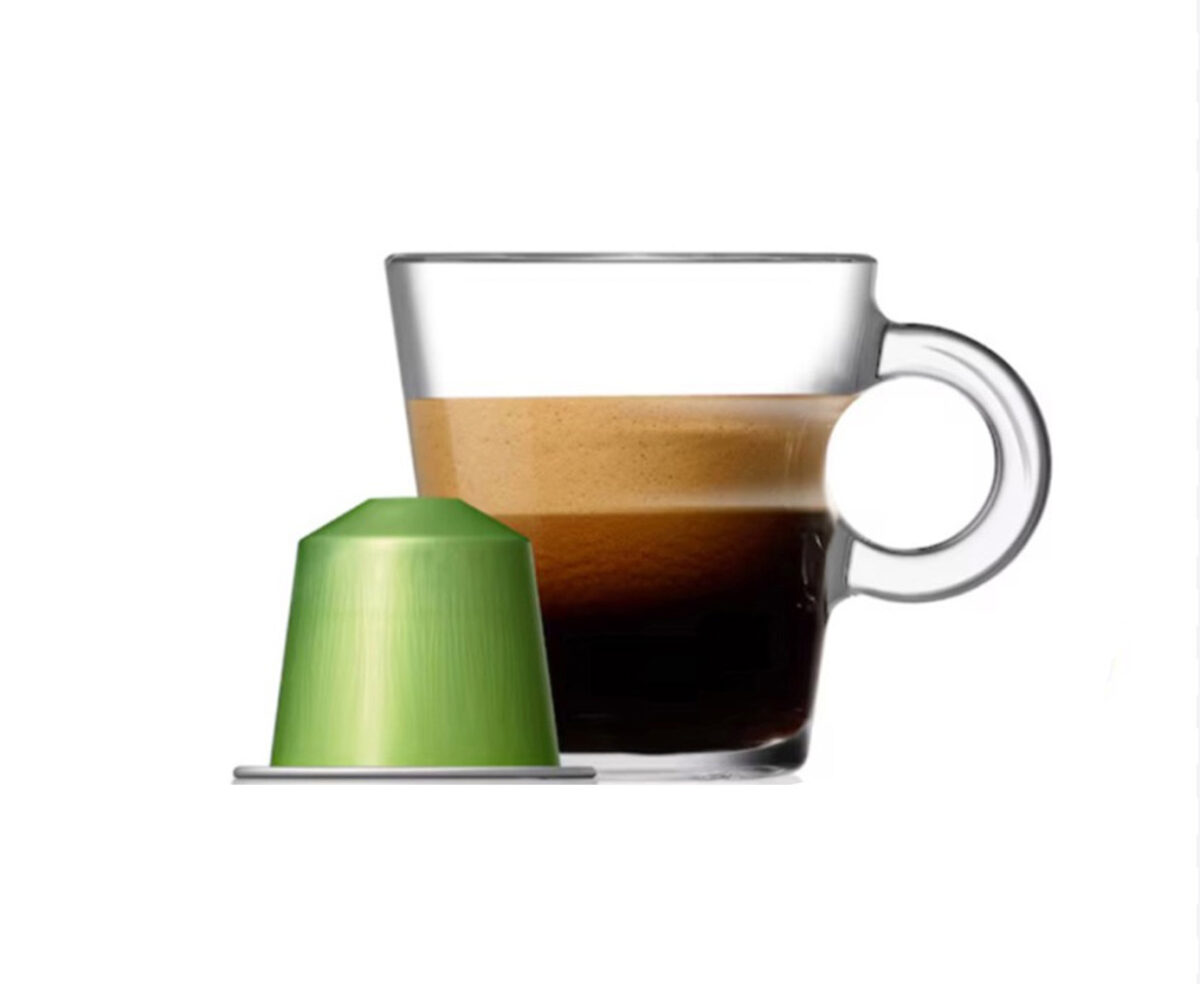 Чашка эспрессо и капсула для кофе