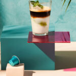 Латте с мятой на дизайнерском столе