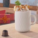 Чашка кофе с зефиром у окна, подарки.