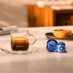 Чашка кофе Nespresso и кофе капсулы