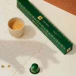 Капсула Nespresso, коробка и чашка эспрессо.