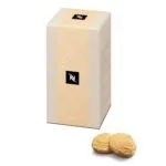 Упаковка печенья амаретти и два печенья.